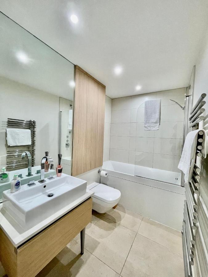 Gunwharf Quays Harbour Apartments 포츠머스 외부 사진