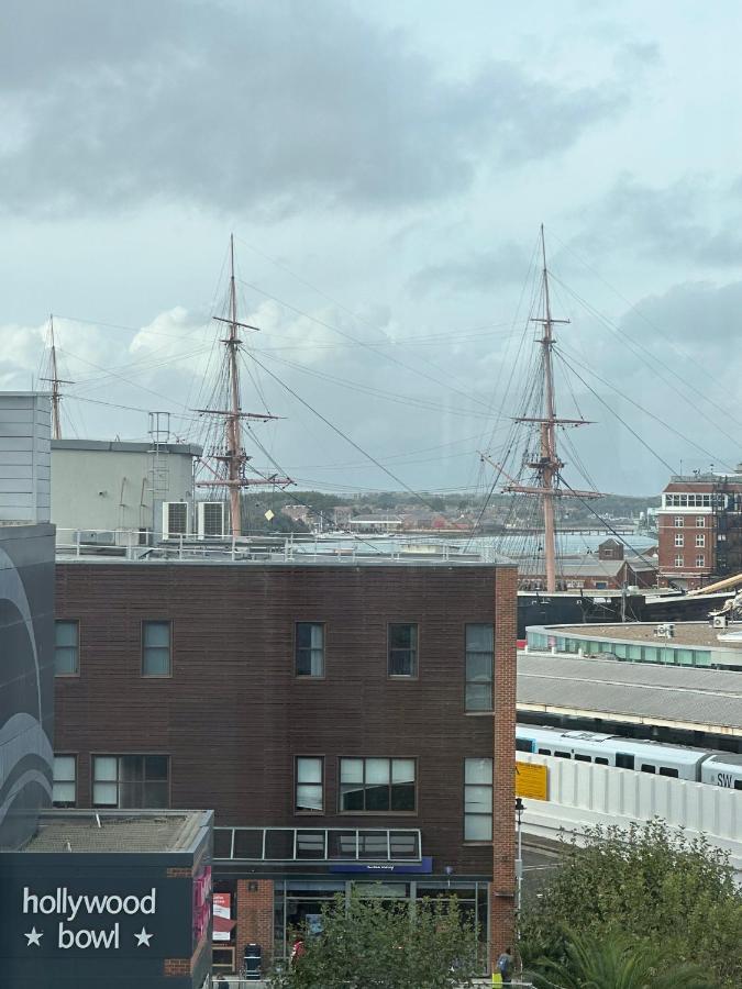 Gunwharf Quays Harbour Apartments 포츠머스 외부 사진