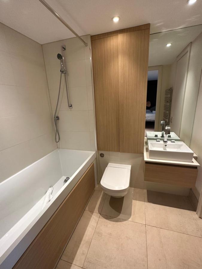 Gunwharf Quays Harbour Apartments 포츠머스 외부 사진