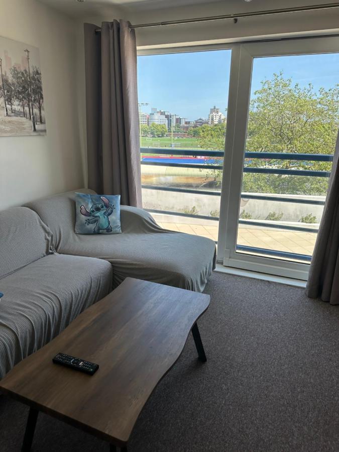 Gunwharf Quays Harbour Apartments 포츠머스 외부 사진