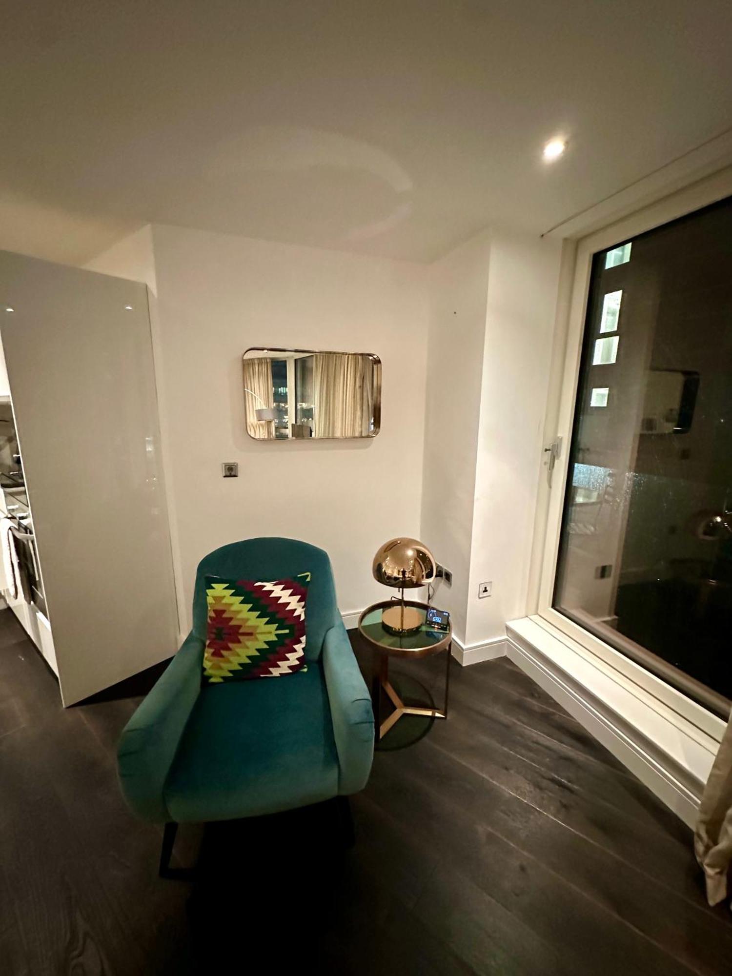 Gunwharf Quays Harbour Apartments 포츠머스 외부 사진