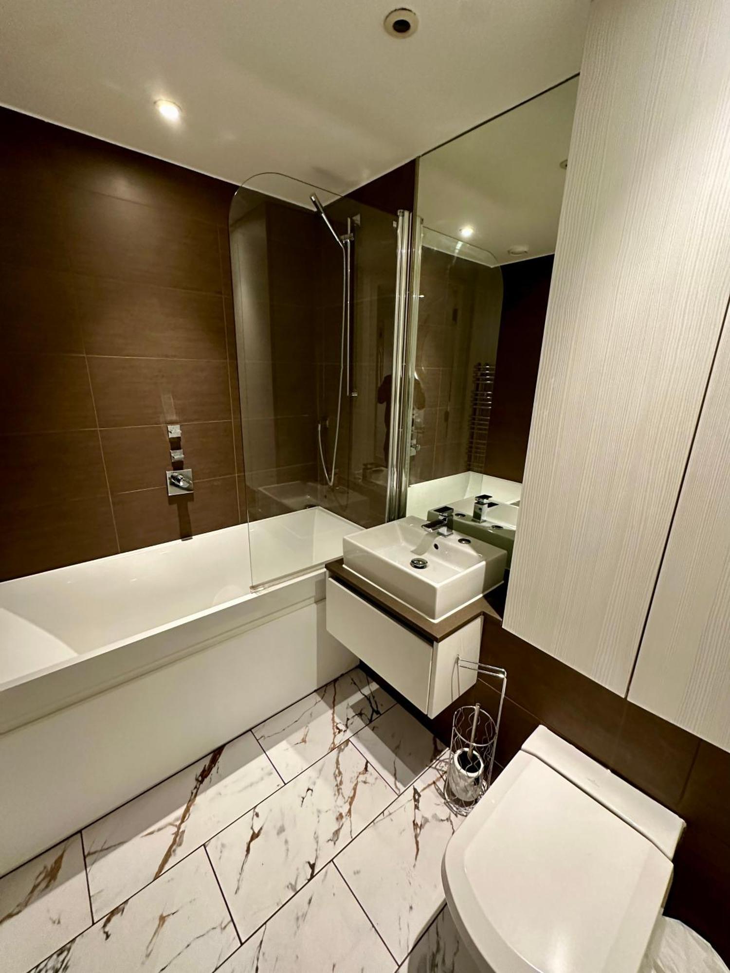 Gunwharf Quays Harbour Apartments 포츠머스 외부 사진
