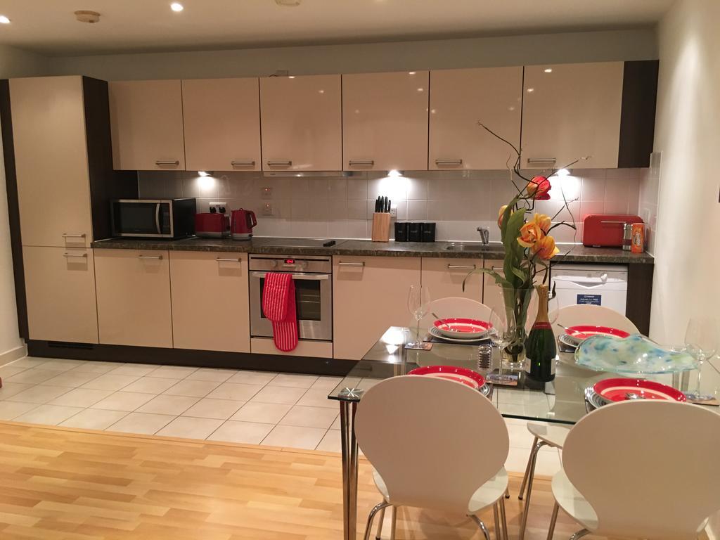 Gunwharf Quays Harbour Apartments 포츠머스 외부 사진