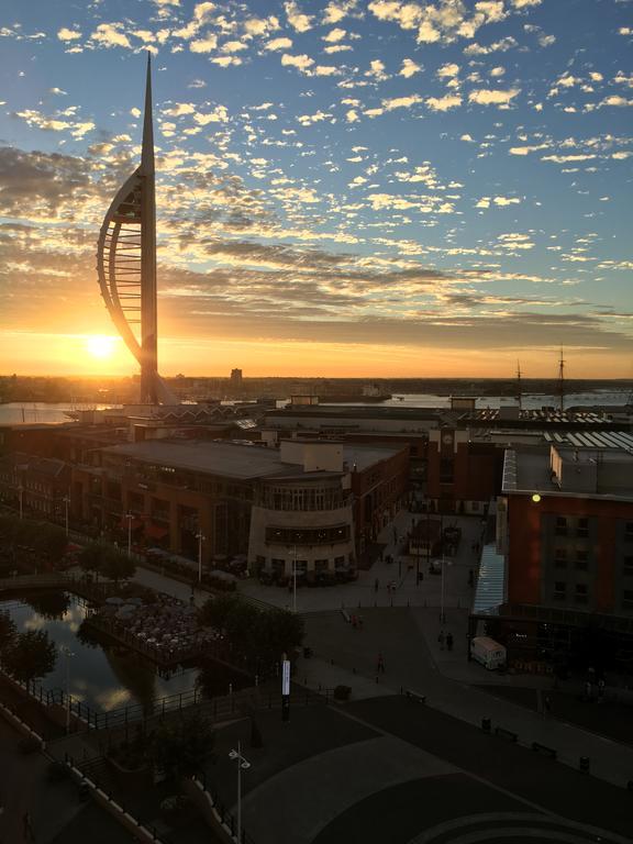 Gunwharf Quays Harbour Apartments 포츠머스 외부 사진