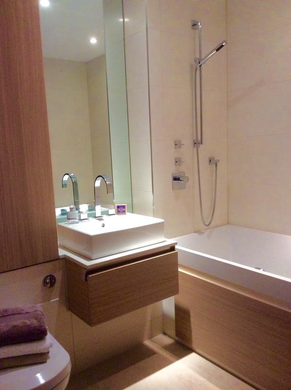 Gunwharf Quays Harbour Apartments 포츠머스 외부 사진