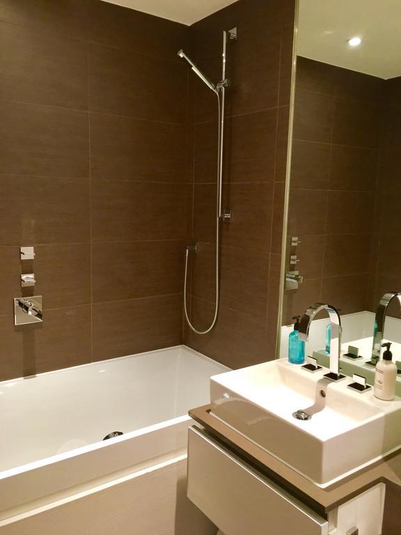 Gunwharf Quays Harbour Apartments 포츠머스 외부 사진